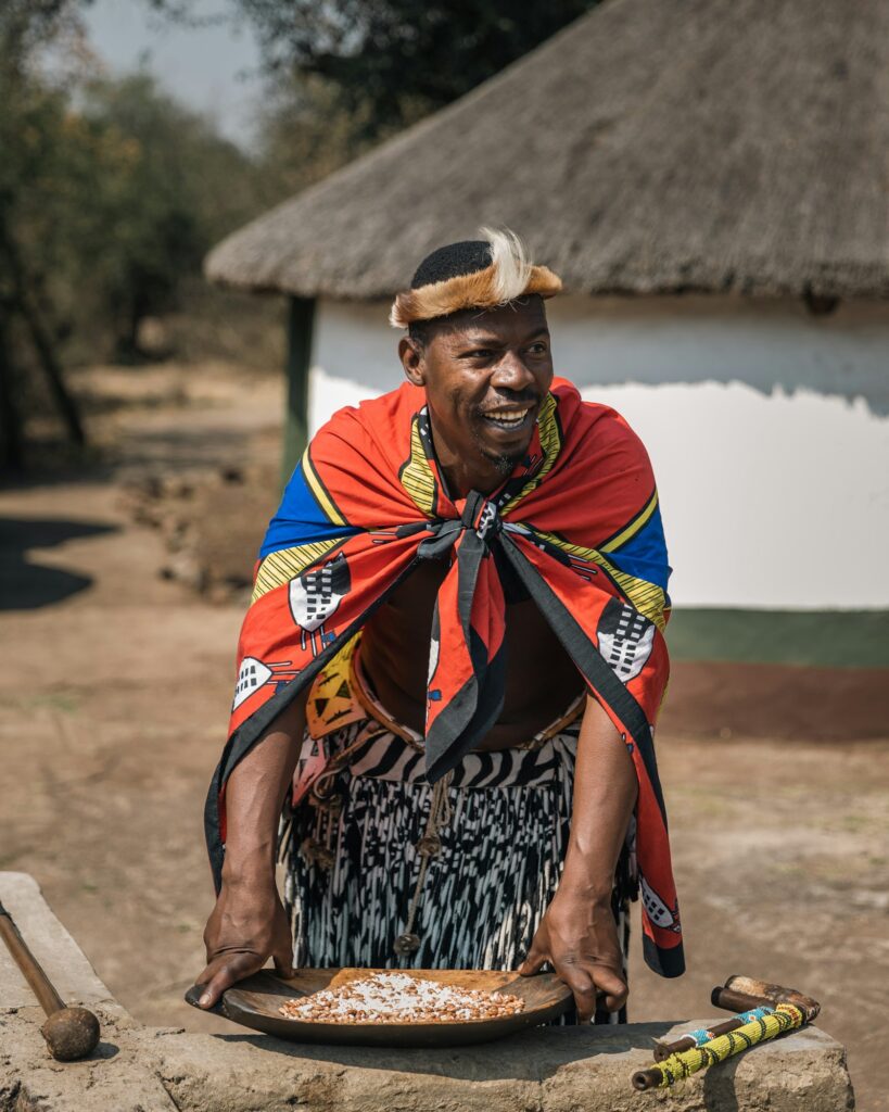 Homem sul-africano com traje tradicional zulu em vila cultural na África do Sul
